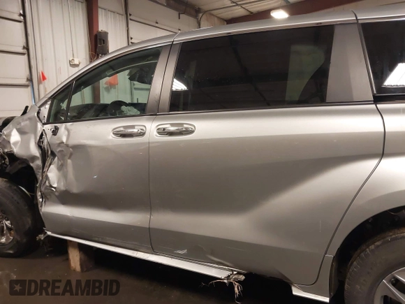 2022 Toyota Sienna XLE with VIN 5TDYRKEC6NS126603, listed as a IAAI auction lot 41561490 with 69,069 mi miles. Bid and sale history available at carsss.com. Image 15.