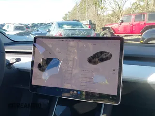 2019 Tesla Model 3 Mid Range z VIN 5YJ3E1EA4KF317872, wystawiony jako IAAI lot #41491269 z przebiegiem 90 772 mil mil oraz . Historia ofert i sprzedaży dostępna na DreamBid. Obrazek 17.