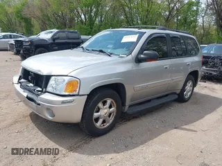 2005 GMC Envoy SLE z VIN 1GKDT13S852271545, wystawiony jako IAAI lot #42117632 z przebiegiem 213 355 mil mil oraz . Historia ofert i sprzedaży dostępna na DreamBid. Obrazek 2.