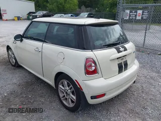 2011 MINI Hardtop z VIN WMWSU3C53BT182779, wystawiony jako IAAI lot #42278116 z przebiegiem 83 970 mil mil oraz . Historia ofert i sprzedaży dostępna na DreamBid. Obrazek 3.