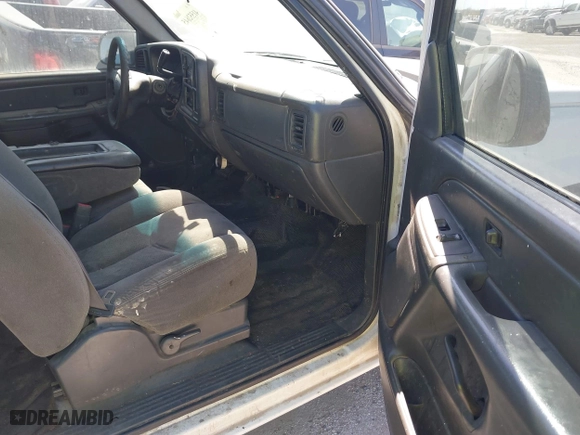 2006 Chevrolet Silverado 1500 LT1 with VIN 1GCEC19VX6Z261903, listed as a IAAI auction lot 41552645 with 330,838 mi miles. Bid and sale history available at carsss.com. Image 5.
