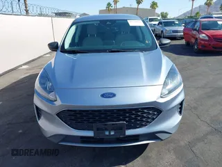 2022 Ford Escape SE z VIN 1FMCU0G6XNUB31007, wystawiony jako IAAI lot #42510666 z przebiegiem 106 236 mil mil oraz . Historia ofert i sprzedaży dostępna na DreamBid. Obrazek 6.