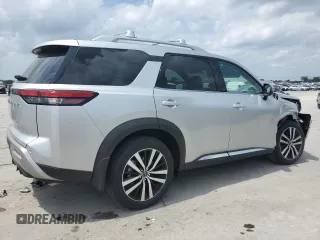 2025 Nissan Pathfinder Platinum z VIN 5N1DR3DJ6SC213429, wystawiony jako Copart lot #54930835 z przebiegiem 2358 mil mil oraz Szkody całkowita. Historia ofert i sprzedaży dostępna na DreamBid. Obrazek 3.