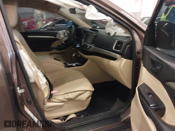 2018 Toyota Highlander LE with VIN 5TDBZRFH7JS492041, listed as a IAAI auction lot 41642278 with 90,019 mi miles and . Bid and sale history available at DreamBid. Image 5.