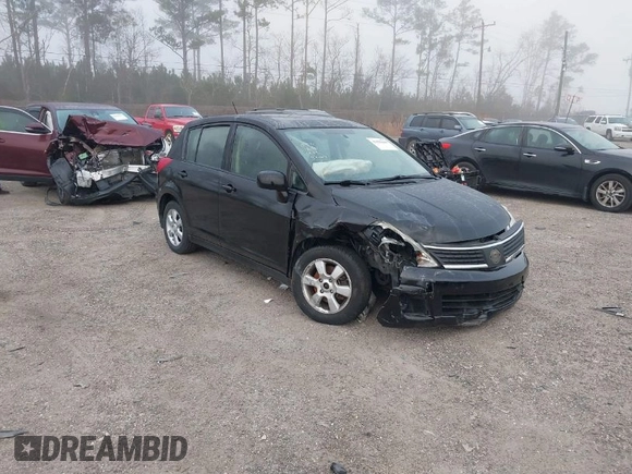 2009 Nissan Versa S z VIN 3N1BC13E99L423269, wystawiony jako IAAI lot #41490644 z przebiegiem 124 241 mil mil oraz . Historia ofert i sprzedaży dostępna na DreamBid. Obrazek 1.