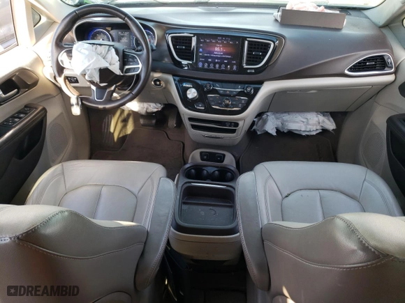 2017 Chrysler Pacifica Touring-L with VIN 2C4RC1BG7HR579133, listed as a Copart auction lot 70061814 with 119,393 mi miles and Salvage Title. Bid and sale history available at carsss.com. Image 8.
