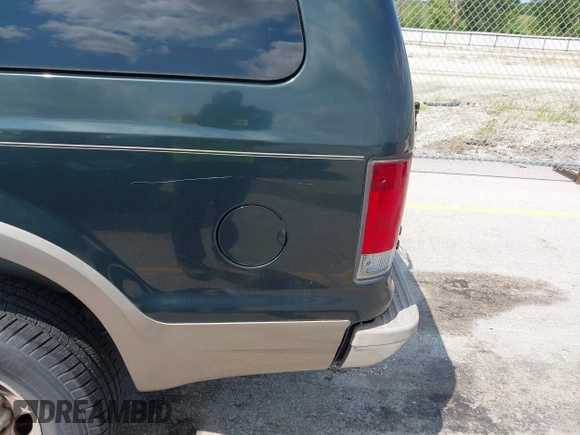 2002 Ford Excursion Limited с VIN 1FMNU43S42ED22009, выставлен на аукционе IAAI как лот 42850001 с пробегом 132 395 миль миль и . История ставок и продаж доступна на DreamBid. Изображение 17.