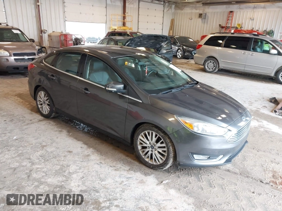 2015 Ford Focus Titanium z VIN 1FADP3J22FL260718, wystawiony jako IAAI lot #42545411 z przebiegiem 83 518 mil mil oraz . Historia ofert i sprzedaży dostępna na DreamBid. Obrazek 1.