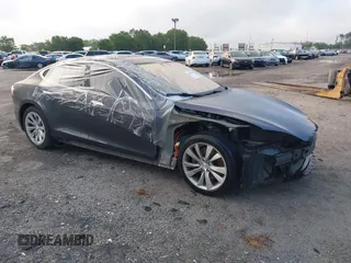 2016 Tesla Model S 90D z VIN 5YJSA1E28GF169457, wystawiony jako IAAI lot #41655880 z przebiegiem 105 965 mil mil oraz . Historia ofert i sprzedaży dostępna na DreamBid. Obrazek 1.