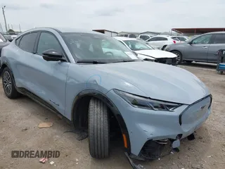 2024 Ford Mustang Mach-E Premium z VIN 3FMTK3SUXRMA04393, wystawiony jako IAAI lot #42421332 z przebiegiem 29 556 mil mil oraz . Historia ofert i sprzedaży dostępna na DreamBid. Obrazek 1.