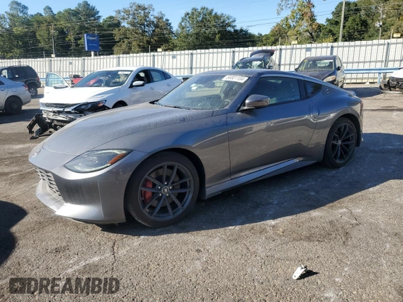 2024 Nissan Z Performance z VIN JN1BZ4BH4RM362107, wystawiony jako Copart lot #66801104 z przebiegiem 18 863 mil mil oraz Szkoda całkowita • Salvage title. Historia ofert i sprzedaży dostępna na DreamBid. Obrazek 1.