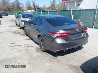 2018 Toyota Camry LE z VIN 4T1B11HK2JU113469, wystawiony jako IAAI lot #41912957 z przebiegiem 158 323 mil mil oraz . Historia ofert i sprzedaży dostępna na DreamBid. Obrazek 3.