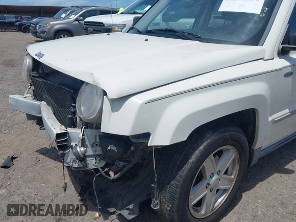 2010 Jeep Patriot Latitude z VIN 1J4NT1GA1AD621060, wystawiony jako IAAI lot #42295782 z przebiegiem 158 352 mil mil oraz . Historia ofert i sprzedaży dostępna na DreamBid. Obrazek 6.