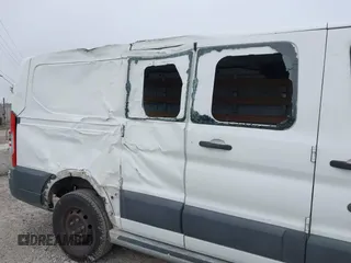 2016 Ford Transit Cargo z VIN 1FTYR1ZM3GKB36643, wystawiony jako IAAI lot #41127604 z przebiegiem 182 845 mil mil oraz . Historia ofert i sprzedaży dostępna na DreamBid. Obrazek 6.