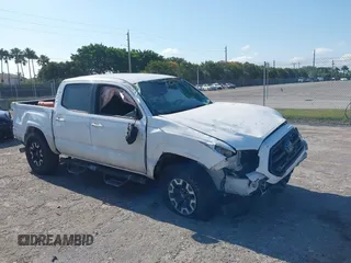 2018 Toyota Tacoma SR z VIN 5TFAX5GNXJX122744, wystawiony jako IAAI lot #42051310 z przebiegiem 118 637 mil mil oraz . Historia ofert i sprzedaży dostępna na DreamBid. Obrazek 1.