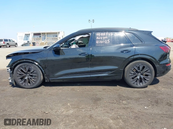 2024 Audi Q8 e-tron Prestige z VIN WA16ABGE6RB005963, wystawiony jako IAAI lot #42067970 z przebiegiem 7 113 mil mil oraz . Historia ofert i sprzedaży dostępna na DreamBid. Obrazek 14.