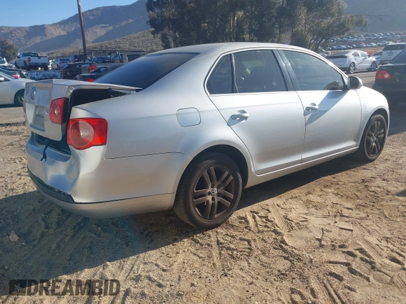 2006 Volkswagen Jetta 2.5L z VIN 3VWRF71K56M703871, wystawiony jako IAAI lot #41667114 z przebiegiem 119 569 mil mil oraz . Historia ofert i sprzedaży dostępna na DreamBid. Obrazek 4.