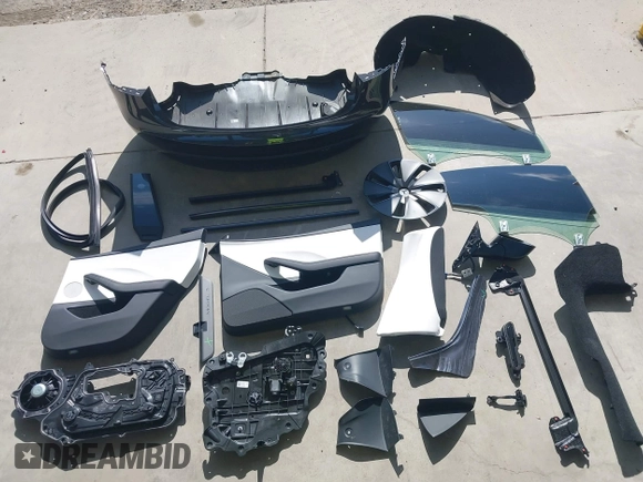 2025 Tesla Model 3 Long Range z VIN 5YJ3E1EA6SF990792, wystawiony jako IAAI lot #42713456 z przebiegiem 1 038 mil mil oraz . Historia ofert i sprzedaży dostępna na DreamBid. Obrazek 12.