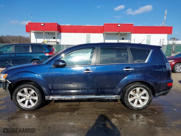 2010 Mitsubishi Outlander GT with VIN JA4JT5AX3AZ015815, listed as a IAAI auction lot 41517180 with 122,020 mi miles. Bid and sale history available at carsss.com. Image 15.