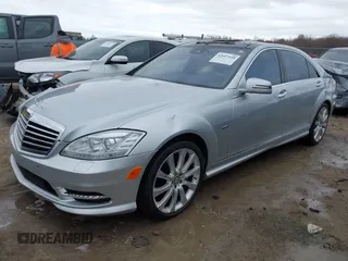 2012 Mercedes-Benz S 550 z VIN WDDNG7DB2CA456186, wystawiony jako IAAI lot #42027448 z przebiegiem 76 997 mil mil oraz . Historia ofert i sprzedaży dostępna na DreamBid. Obrazek 2.
