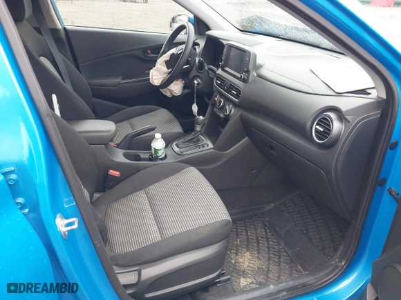 2020 Hyundai Kona SE with VIN KM8K1CAA4LU418696, listed as a IAAI auction lot 41950986 with 75,998 mi miles. Bid and sale history available at carsss.com. Image 5.