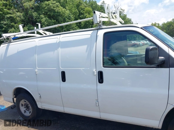 2013 Chevrolet Express Cargo z VIN 1GCWGFBA5D1125154, wystawiony jako IAAI lot #42746664 z przebiegiem 173 998 mil mil oraz . Historia ofert i sprzedaży dostępna na DreamBid. Obrazek 14.