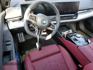2024 BMW i5 eDrive40 z VIN WBY33FK02RCR43716, wystawiony jako Copart lot #68262434 z przebiegiem Nie podano mil oraz Szkody całkowita. Historia ofert i sprzedaży dostępna na DreamBid. Obrazek 8.