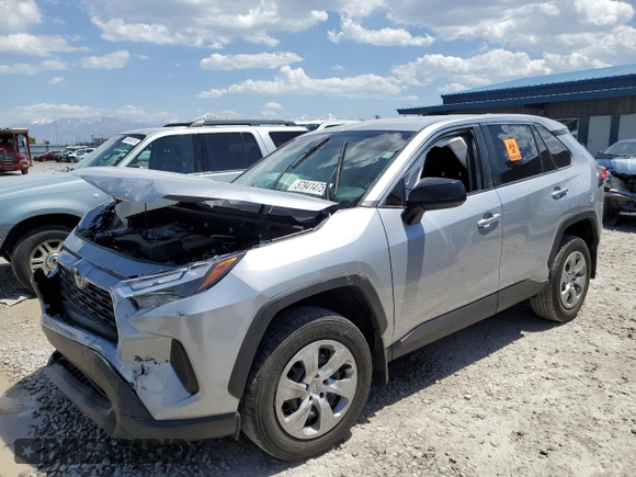 2023 Toyota RAV4 LE z VIN 2T3F1RFV6PW404831, wystawiony jako Copart lot #57941475 z przebiegiem Nie podano mil oraz Szkoda całkowita • Salvage title. Historia ofert i sprzedaży dostępna na DreamBid. Obrazek 1.