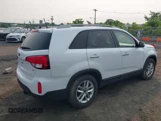 2015 Kia Sorento LX z VIN 5XYKTDA7XFG604872, wystawiony jako IAAI lot #42419997 z przebiegiem 174 676 mil mil oraz . Historia ofert i sprzedaży dostępna na DreamBid. Obrazek 4.