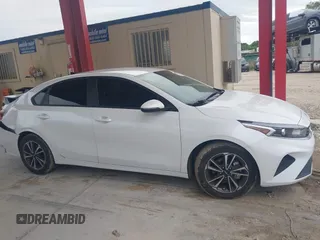 2023 Kia Forte LXS z VIN 3KPF24AD4PE612653, wystawiony jako IAAI lot #41660877 z przebiegiem 16 920 mil mil oraz . Historia ofert i sprzedaży dostępna na DreamBid. Obrazek 13.