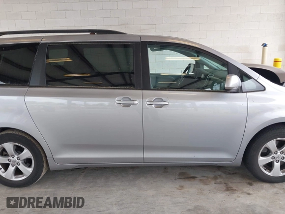 2017 Toyota Sienna LE Auto Access Seat с VIN 5TDKZ3DC4HS828226, выставлен на аукционе IAAI как лот 42283563 с пробегом 19 725 миль миль и . История ставок и продаж доступна на DreamBid. Изображение 13.