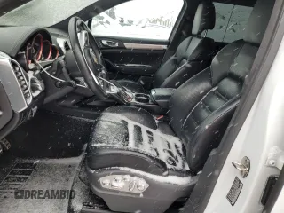 2015 Porsche Cayenne Turbo z VIN WP1AC2A28FLA80645, wystawiony jako Copart lot #45546165 z przebiegiem 105 952 mil mil oraz Szkoda całkowita • Salvage title. Historia ofert i sprzedaży dostępna na DreamBid. Obrazek 7.