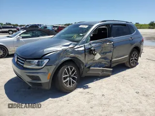 2020 Volkswagen Tiguan SE z VIN 3VV3B7AX9LM083040, wystawiony jako Copart lot #49855254 z przebiegiem 76 171 mil mil oraz Nie do naprawy. Historia ofert i sprzedaży dostępna na DreamBid. Obrazek 1.