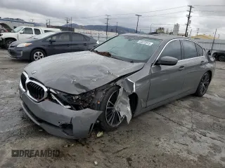 2021 BMW 5 Series 530i z VIN WBA53BH05MWW96268, wystawiony jako Copart lot #44073915 z przebiegiem 70 071 mil mil oraz Szkoda całkowita • Salvage title. Historia ofert i sprzedaży dostępna na DreamBid. Obrazek 1.