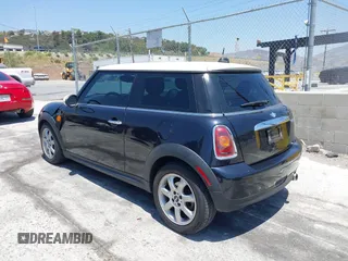 2008 MINI Hardtop z VIN WMWMF33528TT64971, wystawiony jako IAAI lot #42374839 z przebiegiem 119 385 mil mil oraz . Historia ofert i sprzedaży dostępna na DreamBid. Obrazek 3.