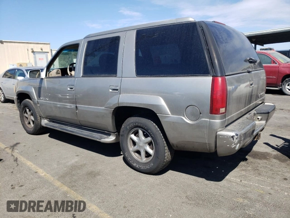 2000 Cadillac Escalade z VIN 1GYEK63R5YR187895, wystawiony jako Copart lot #72468044 z przebiegiem 189 026 mil mil oraz Czysty tytuł • Clean title. Historia ofert i sprzedaży dostępna na DreamBid. Obrazek 2.