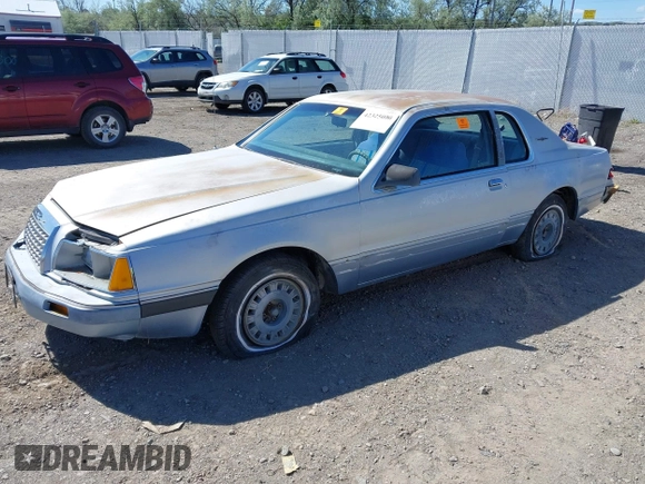 1984 Ford Thunderbird z VIN 1FABP4632EH220641, wystawiony jako IAAI lot #42325000 z przebiegiem 6094 mil mil oraz . Historia ofert i sprzedaży dostępna na DreamBid. Obrazek 2.