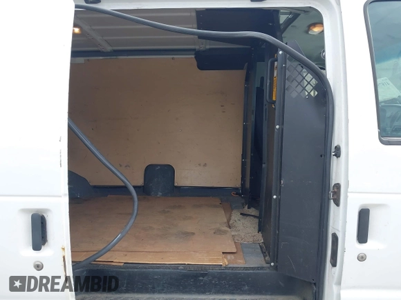 2008 Ford Econoline Cargo Commercial z VIN 1FTNE14WX8DB02132, wystawiony jako IAAI lot #41879542 z przebiegiem 401 784 mil mil oraz . Historia ofert i sprzedaży dostępna na DreamBid. Obrazek 8.