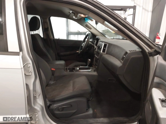 2008 Jeep Grand Cherokee Laredo with VIN 1J8GR48K88C108967, listed as a IAAI auction lot 41306142 with 190,786 mi miles. Bid and sale history available at carsss.com. Image 5.