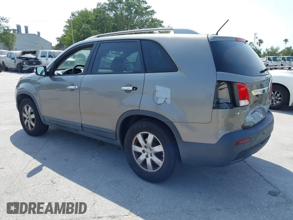 2012 Kia Sorento LX z VIN 5XYKT3A69CG214682, wystawiony jako IAAI lot #42243166 z przebiegiem 125 323 mil mil oraz . Historia ofert i sprzedaży dostępna na DreamBid. Obrazek 3.