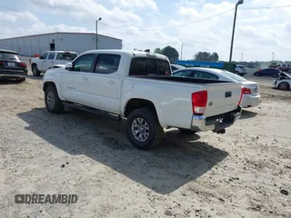 2017 Toyota Tacoma SR5 z VIN 3TMAZ5CN8HM045727, wystawiony jako IAAI lot #41962213 z przebiegiem 88 042 mil mil oraz . Historia ofert i sprzedaży dostępna na DreamBid. Obrazek 3.