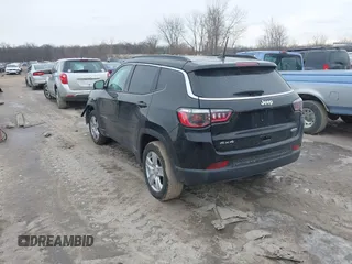 2022 Jeep Compass Latitude with VIN 3C4NJDBB9NT216660, listed as a IAAI auction lot 41505717 with 23,605 mi miles and . Bid and sale history available at DreamBid. Image 3.