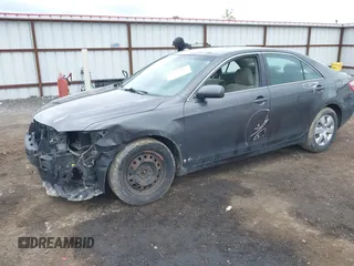 2008 Toyota Camry LE z VIN 4T4BE46K98R035264, wystawiony jako IAAI lot #42271383 z przebiegiem 260 977 mil mil oraz . Historia ofert i sprzedaży dostępna na DreamBid. Obrazek 2.