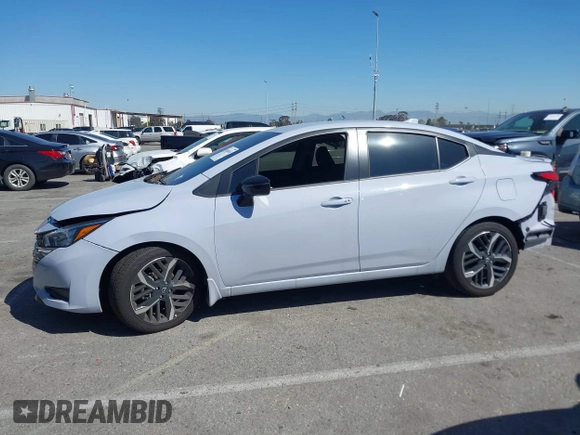 2024 Nissan Versa SR z VIN 3N1CN8FV4RL924718, wystawiony jako IAAI lot #41838456 z przebiegiem 3 698 mil mil oraz . Historia ofert i sprzedaży dostępna na DreamBid. Obrazek 14.