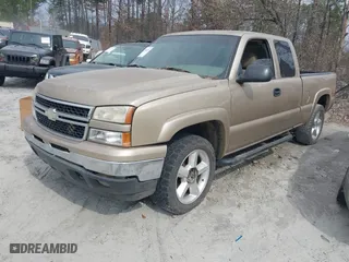 2006 Chevrolet Silverado 1500 LT2 with VIN 1GCEK19B56Z185242, listed as a IAAI auction lot 41693225 with 253,898 mi miles. Bid and sale history available at carsss.com. Image 2.