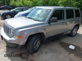 2014 Jeep Patriot Altitude z VIN 1C4NJPBA8ED789242, wystawiony jako IAAI lot #42349465 z przebiegiem 150 835 mil mil oraz . Historia ofert i sprzedaży dostępna na DreamBid. Obrazek 2.