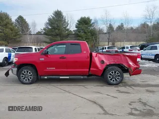 2017 Toyota Tundra SR z VIN 5TFUY5F14HX666949, wystawiony jako IAAI lot #41685402 z przebiegiem 108 628 mil mil oraz . Historia ofert i sprzedaży dostępna na DreamBid. Obrazek 14.