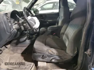 2001 Chevrolet Blazer LS z VIN 1GNCT18W01K143093, wystawiony jako Copart lot #82650514 z przebiegiem Nie podano mil oraz Szkoda całkowita • Salvage title. Historia ofert i sprzedaży dostępna na DreamBid. Obrazek 7.