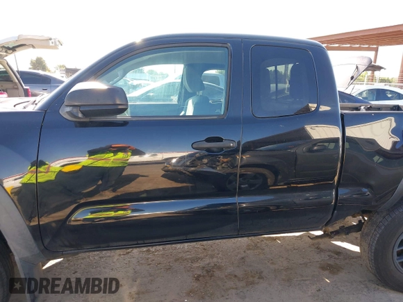 2020 Toyota Tacoma SR z VIN 3TYRZ5CN7LT000455, wystawiony jako IAAI lot #42313072 z przebiegiem 43 815 mil mil oraz . Historia ofert i sprzedaży dostępna na DreamBid. Obrazek 14.