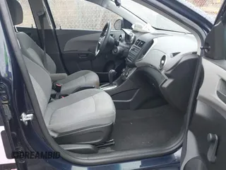 2016 Chevrolet Sonic LS z VIN 1G1JA5SH4G4156474, wystawiony jako IAAI lot #41225354 z przebiegiem 46 687 mil mil oraz . Historia ofert i sprzedaży dostępna na DreamBid. Obrazek 5.